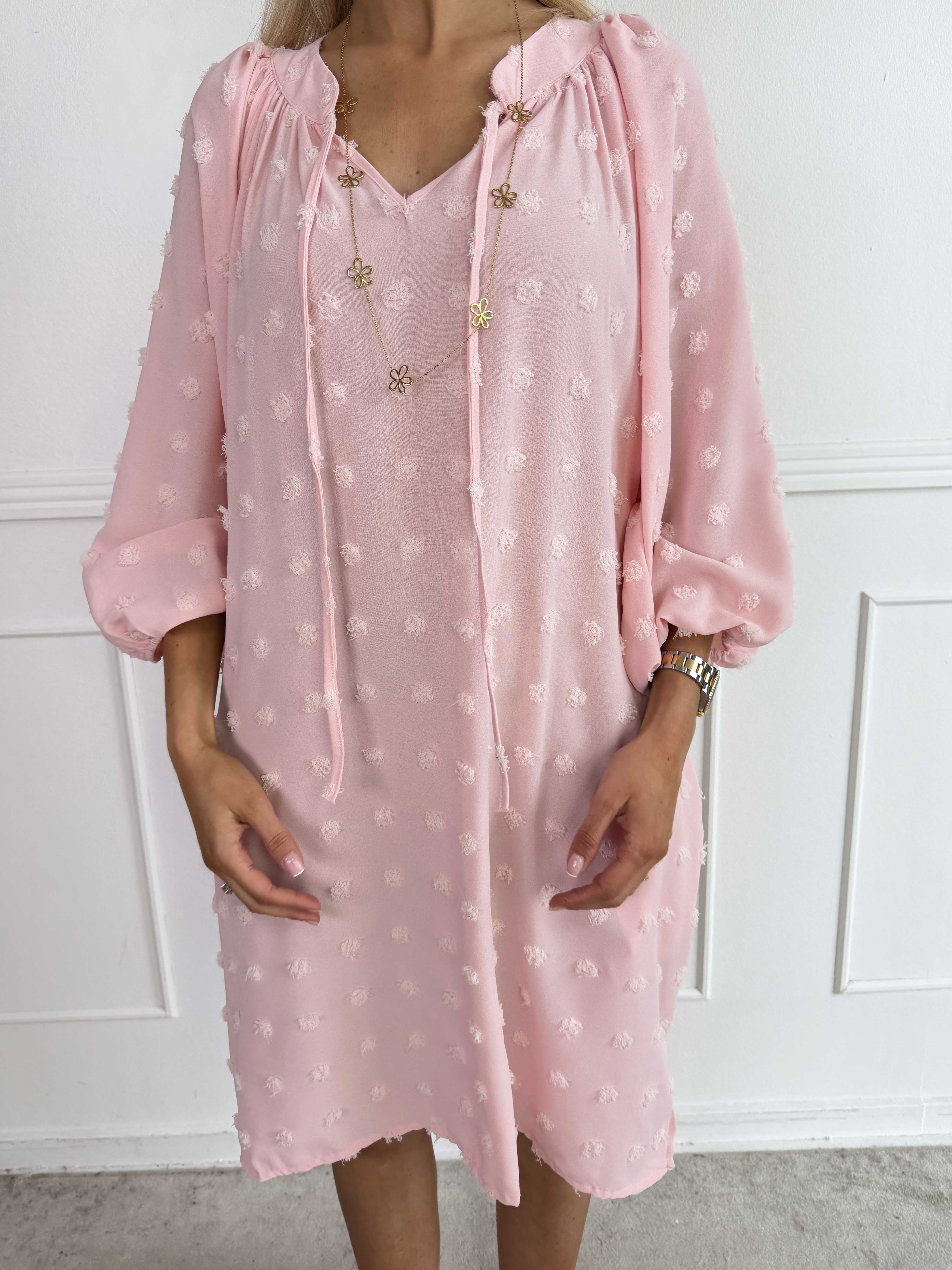 Amidala Romantic - Plus size klänning i viskos med vackra ballongärmar och prickiga detaljer
